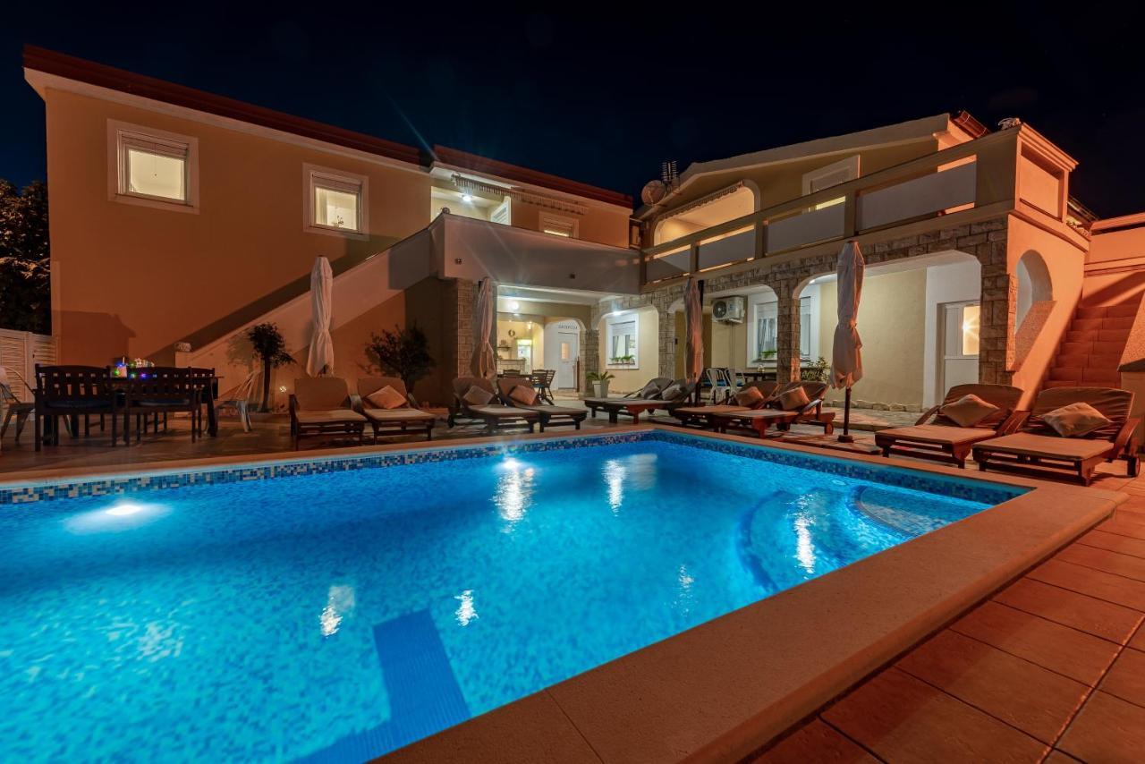 Villa Karmen - Poolhouse Vir Buitenkant foto